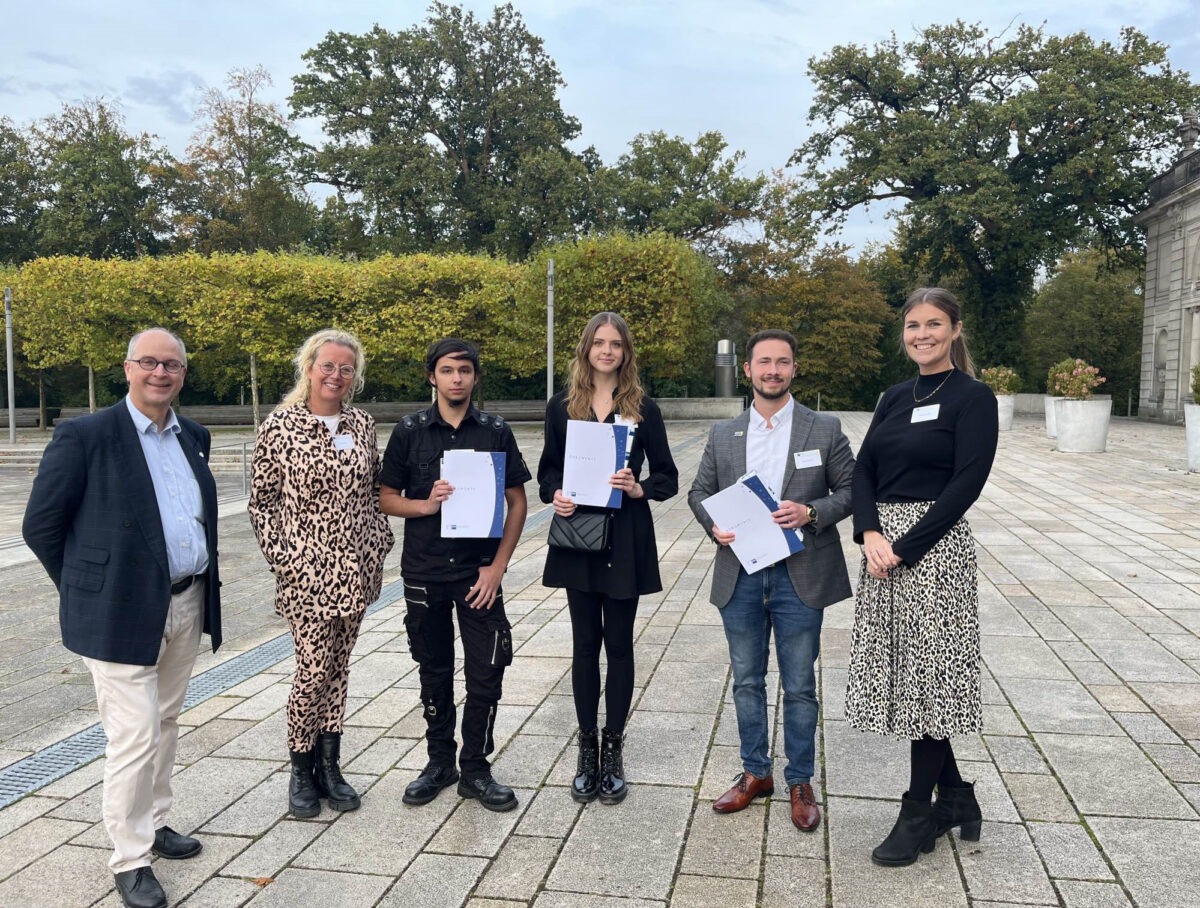 Über die hervorragenden Prüfungsergebnisse freuen sich die Lehrkräfte Volker Bergemann, Anke Kruse und Andrea Wietheger. Ausgezeichnet wurden Justin Grammann, Emily Klassen und Patrick Bischoff (v. l.).