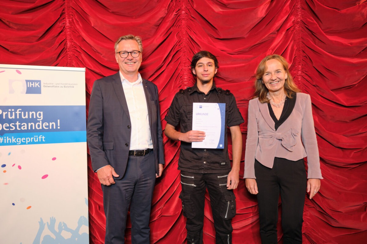 Über die besonderen Leistungen des Fachlageristen Justin Gramman freuen sich IHK-Präsident Jörn Wahl-Schwentker und IHK-Hauptgeschäftsführerin Petra Pigerl-Radtke.